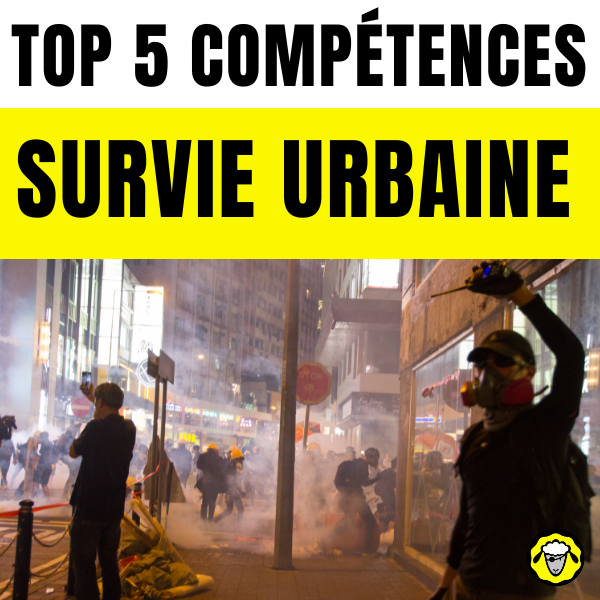 top-5-competences-survie-urbaine Affiche sur les compétences essentielles de survie urbaine, avec une scène de manifestation urbaine enfumée en arrière-plan.