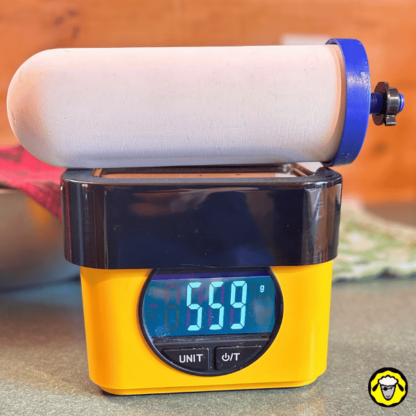 Filtre-A-Gravite-Vacances-FTO-26 Cartouche FTO+ pesée à 559 grammes après séchage. La comparaison de poids confirme une déshydratation suffisante avant la mise en sac hermétique.