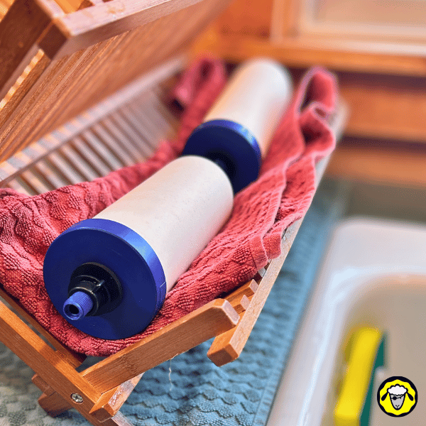 Filtre-A-Gravite-Vacances-FTO-28 Les filtres Coldstream FTO+ reposent sur un égouttoir en bois pour un séchage final. Cette étape assure l’élimination totale de l’humidité avant le stockage longue durée du système de filtration à gravité.