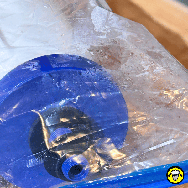 Filtre-A-Gravite-Vacances-FTO-30 Cartouche Coldstream FTO+ rangée dans un sac zippé hermétique, prête pour le transport. Le plastique de protection évite toute contamination et conserve la céramique sèche durant le stockage ou le voyage. Idéal pour protéger le filtre à gravité avant un départ en vacances.