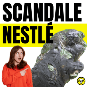 Visuel d’accroche “Scandale Nestlé” en noir sur fond jaune. Une femme en pull rouge, surprise, pointe du doigt une énorme masse de plastique vert fondu. Illustration du scandale autour d’une décharge sauvage de bouteilles Vittel, marque appartenant à Nestlé Waters. Logo de Mouton Résilient en bas à droite.
