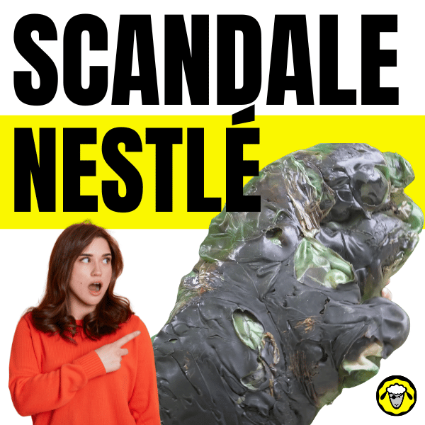 Scandale_Nestlé_Pollution_Decharge_Plastique_1 Visuel d’accroche “Scandale Nestlé” en noir sur fond jaune. Une femme en pull rouge, surprise, pointe du doigt une énorme masse de plastique vert fondu. Illustration du scandale autour d’une décharge sauvage de bouteilles Vittel, marque appartenant à Nestlé Waters. Logo de Mouton Résilient en bas à droite.