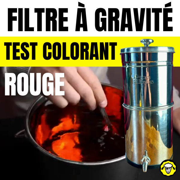 Main mélangeant un liquide rouge dans une cuve inox d'un filtre à gravité et texte "Filtre à gravité test colorant rouge"