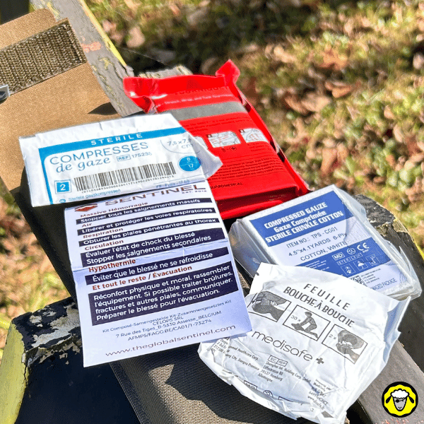 Contenu du Sentinel Med Compact étalé : gazes, pansements compressifs, gants et matériel essentiel pour gérer une hémorragie.