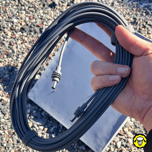 starlink-mini-cable-alimentation-longue-portee-installation-exterieure Long câble d’alimentation Starlink Mini tenu en main, conçu pour installer l’antenne à distance lors d’un usage en extérieur.