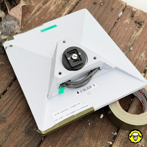 Face arrière du Starlink Mini masquée avec du ruban pour protéger les zones techniques avant peinture, montrant la préparation minutieuse du camouflage.
