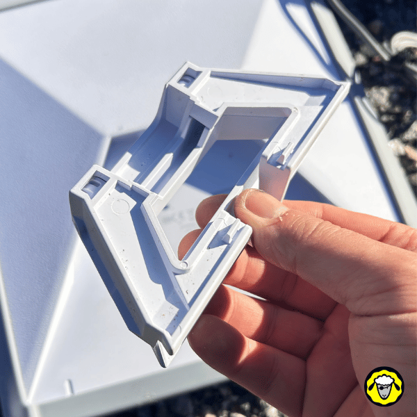 starlink-mini-piece-support-interne-montage-base Pièce interne en plastique du support Starlink Mini, retirée pour montrer les éléments de fixation et le fonctionnement du système de montage.