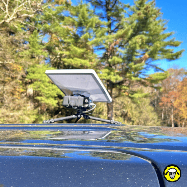 Starlink Mini installé sur le toit d’une voiture, montrant la nécessité d’un ciel dégagé autour de l’antenne pour maintenir une connexion satellite stable en déplacement ou en télétravail nomade.