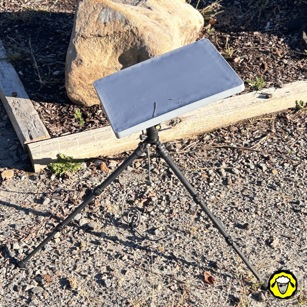 Antenne Starlink Mini installée sur un trépied Neewer pour une utilisation en extérieur, offrant une meilleure orientation vers le ciel.