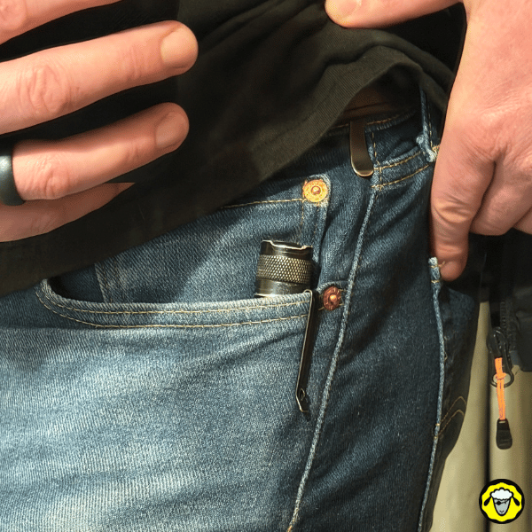 Lampe torche EDC compacte : port dans la poche avant du jean avec clip, pratique au quotidien