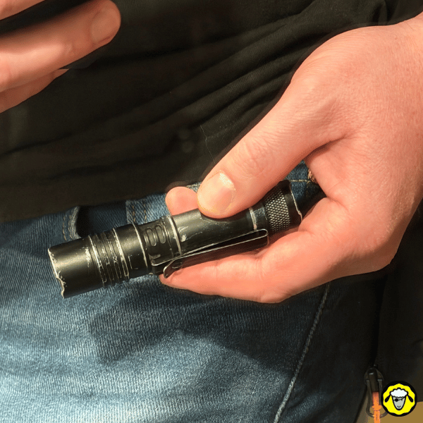 Lampe torche EDC en main : démonstration d’un port à la ceinture discret avec clip, pour éclairage d’appoint immédiat