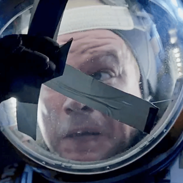 Matt Damon répare son casque de combinaison spatiale avec du duct tape, seul sur Mars.
