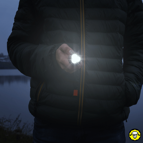 Lampe torche EDC compacte allumée en extérieur : éclairage d’appoint en faible luminosité, outil essentiel au quotidien