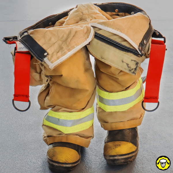 Pantalon de travail à grandes poches de sapeurs pompiers : les poches sont déjà équipées de matériel.