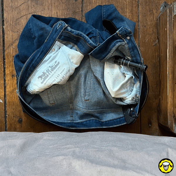 Organisation EDC dans un jean : répartition des objets essentiels dans les poches pour un port confortable et discret