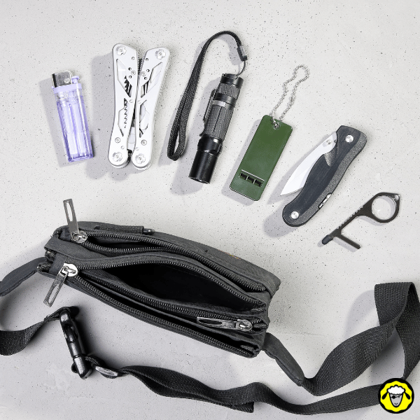 Pochette EDC en complément du pantalon : multitool, lampe, couteau pliant et accessoires compacts regroupés dans une sacoche