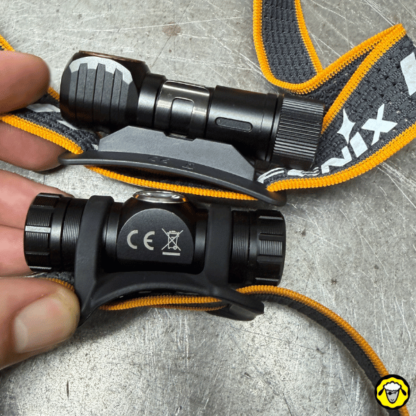 Comparaison de deux frontales à fixation latérale, la Fenix HM23 au-dessus et une autre frontale en dessous.