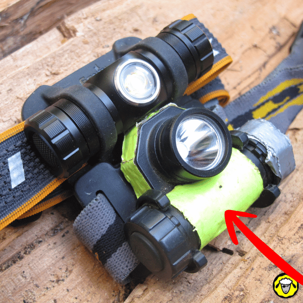 Comparaison de deux lampes frontales, une Fenix HM23 et un modèle modifié au ruban vert, flèche rouge pointant la modification