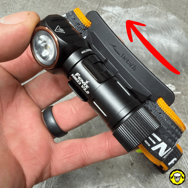 Gros plan sur la Fenix HM23 fixée sur son support avec flèche rouge pointant la position du bandeau