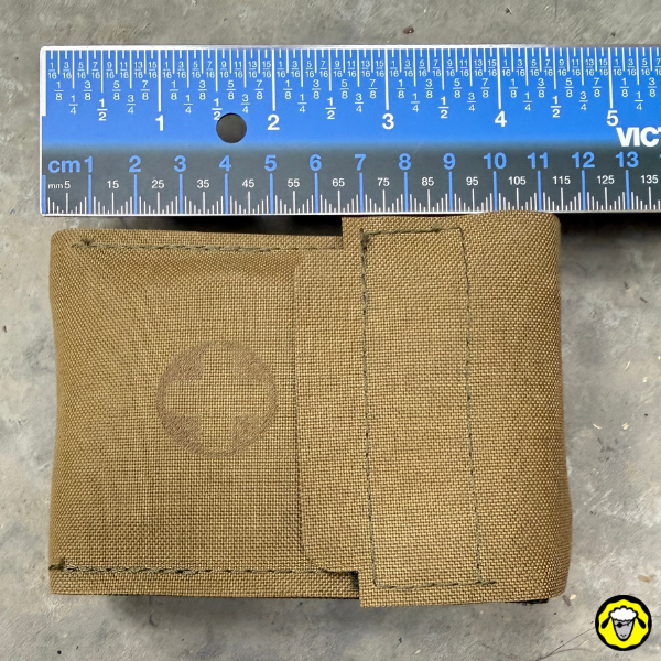 Trousse Sentinel MED COMPACT fermée vue de face, avec règle indiquant sa largeur réduite et son format discret : 11 de haut