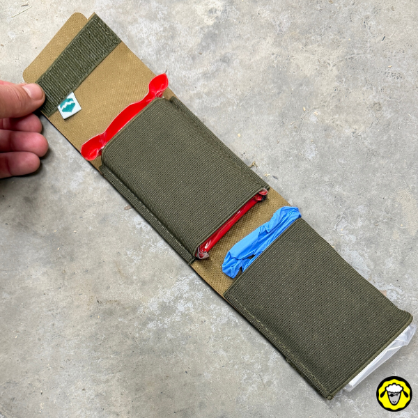 Trousse MED COMPACT ouverte avec matériel d’urgence maintenu dans les compartiments internes élastiques.