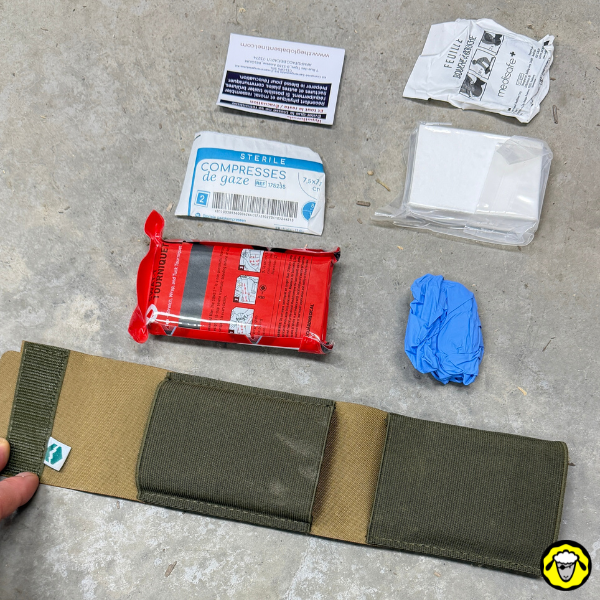 Contenu de la trousse Sentinel MED COMPACT avec garrot SWAT-T, compresses, gaze, gants nitrile, masque RCP et aide-mémoire.
