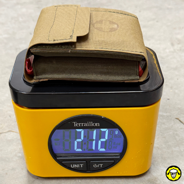 Trousse Med COMPACT Sentinel pesée à 212 g sur une balance, un trauma kit civil ultra compact conçu pour l’EDC, les sorties outdoor et la préparation aux urgences hémorragiques.