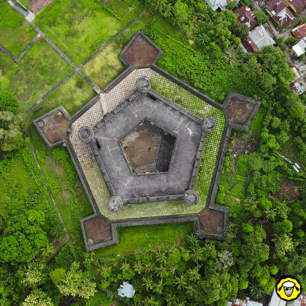 Vue aérienne d une fortification hexagonale entourée de végétation dense et de quelques habitations