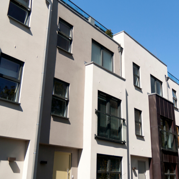 Façades d immeubles d appartements modernes aux balcons et grandes fenêtres sous un ciel bleu