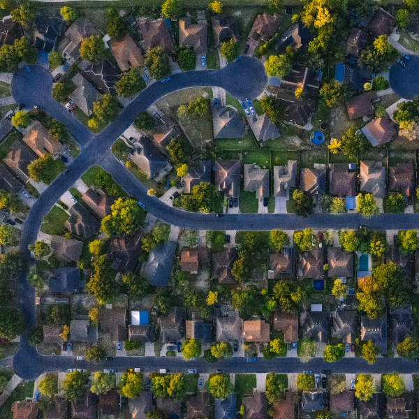 Vue aérienne d’un lotissement de maisons individuelles Vue aérienne d’un lotissement de maisons individuelles avec rues courbes et jardins arborés