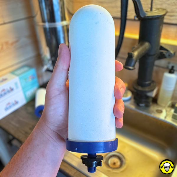 Cartouche FTO PLUS de Coldstream pour filtre à gravité. Le choix de Mouton-Résilient pour purifier notre eau. (1) Cartouche filtrante Coldstream FTO Plus tenue en main devant un évier de cuisine. Cette cartouche en céramique haute performance est utilisée dans un filtre à eau par gravité pour purifier l’eau potable et réduire de nombreux contaminants. Solution privilégiée par Mouton Résilient pour l’autonomie en eau, la préparation aux coupures d’eau, la résilience du quotidien et la sécurisation d’une ressource essentielle en situation normale comme en période de crise.