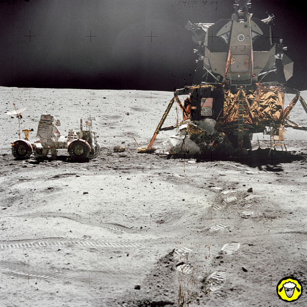 Module lunaire Apollo sur la surface de la Lune, avec traces de pas et équipement spatial utilisant un film réfléchissant doré similaire aux matériaux des couvertures de survie.