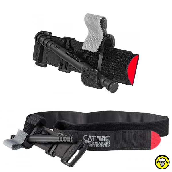 Garrot tourniquet CAT Gen 7 noir – vue détaillée avec tige de serrage et sangle Garrot tourniquet CAT Gen 7 noir présenté sous deux angles, avec tige de serrage, boucle de fixation, sangle velcro et extrémité rouge visible.