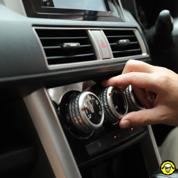 Main réglant la climatisation d une voiture Main réglant la climatisation d une voiture sur la console centrale
