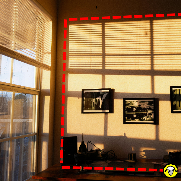 Rayonnement direct du soleil sur un mur intérieur près d une fenêtre Lumière du soleil projetant des rectangles sur un mur intérieur près d une fenêtre.