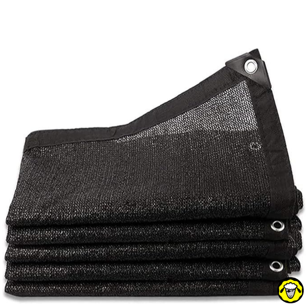 Voile d’ombrage noire en maille avec œillets métalliques, pliée en plusieurs couches