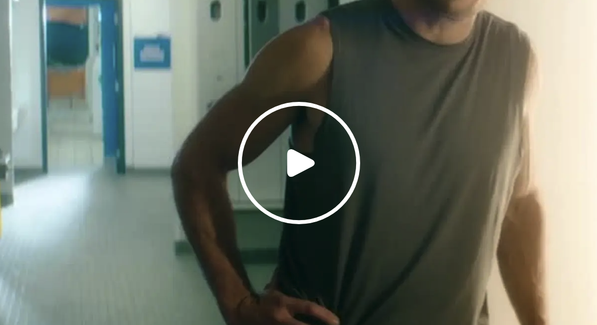 Megantic-Episode-3 Extrait de l’épisode 3 de la minisérie Mégantic : un homme se tient dans le couloir d’un hôpital, les mains posées sur les hanches.