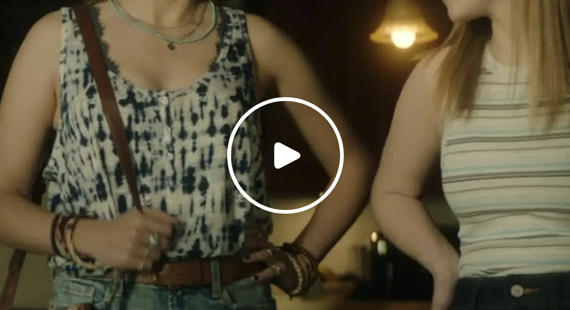 Megantic-Episode-5 Extrait de l’épisode 5 de la série québécoise Mégantic sur Tubi : deux jeunes femmes marchent côte à côte lors d’une soirée.