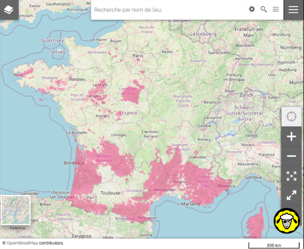 Carte de France avec zones de feux de forêt Carte de France avec de larges zones roses signalant des risques ou foyers d’incendie de forêt