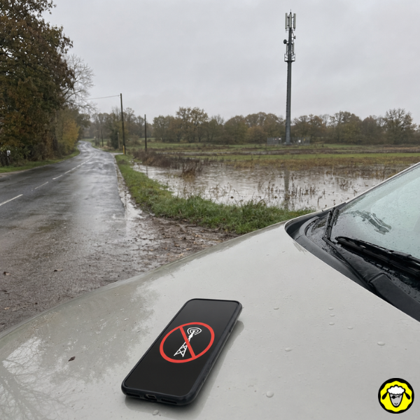 fr-alert-absence-reseau-mobile-zone-inondee Téléphone privé de réseau mobile près d’une antenne-relais et d’une route bordant une zone inondée